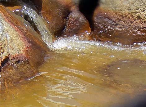 力強い黄土色の強塩泉は山梨では珍しい「甲斐駒ケ岳温泉 尾白の湯」（山梨北杜）